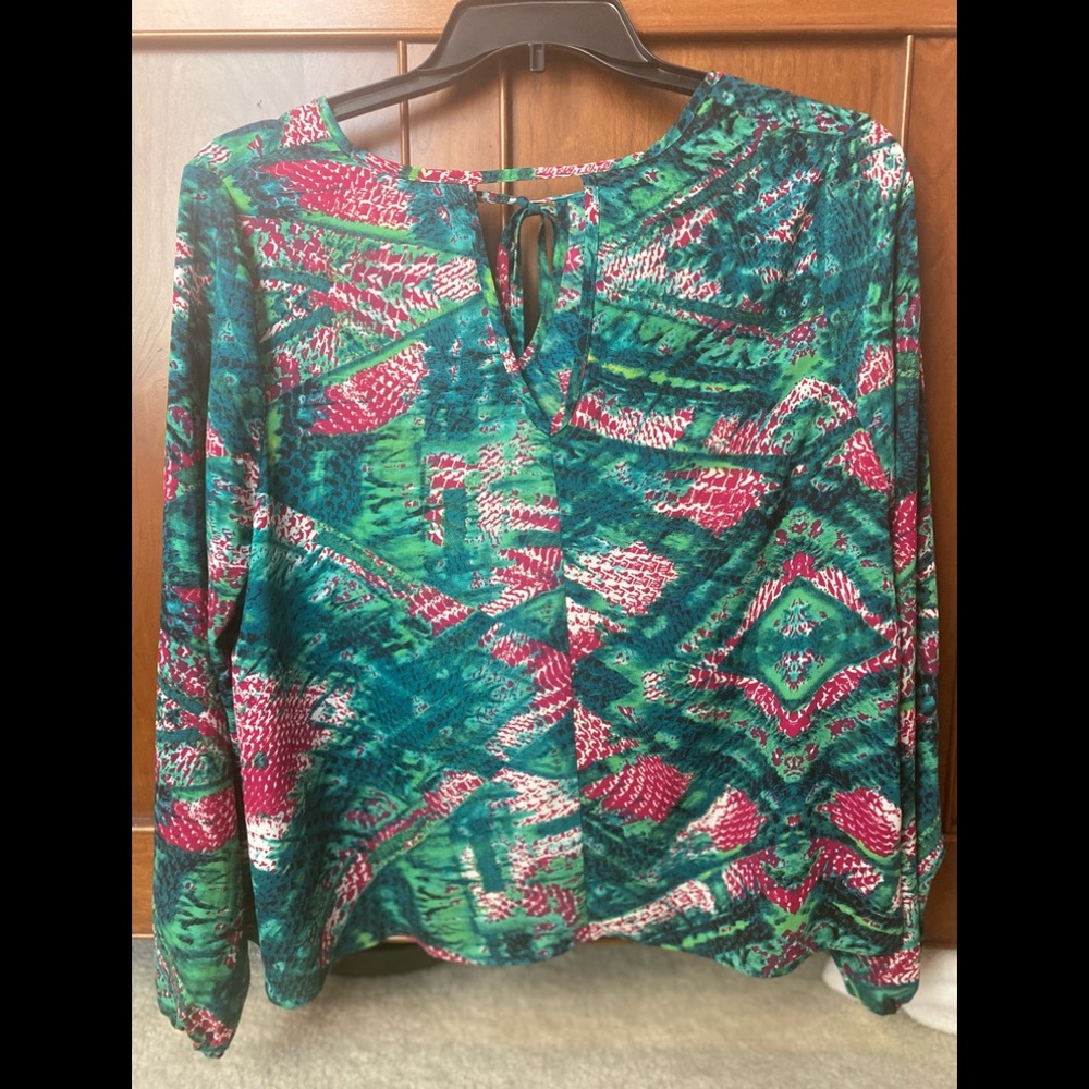 Beautiful size large green/pink multi balloon sleeve blouse!